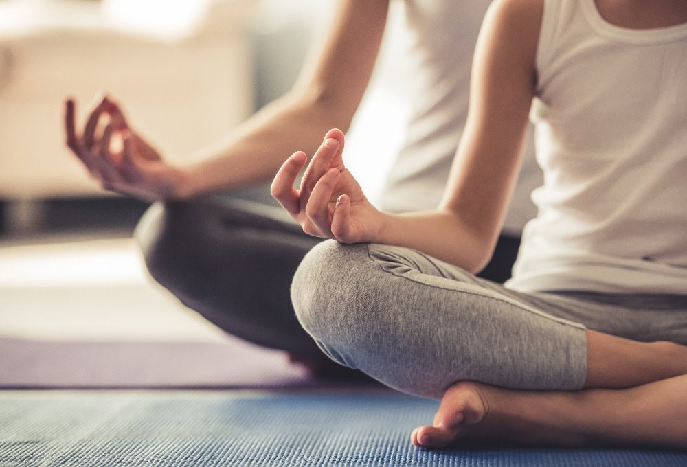 Mutter und Tochter beim Yoga